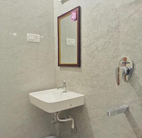 Пансион Green Park Grand Inn