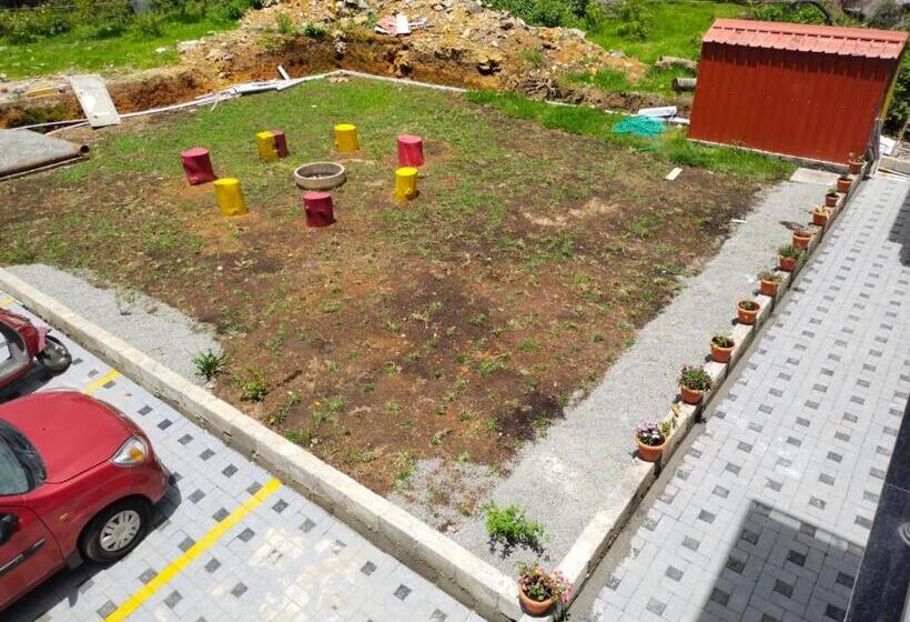 Пансион Green Park Grand Inn