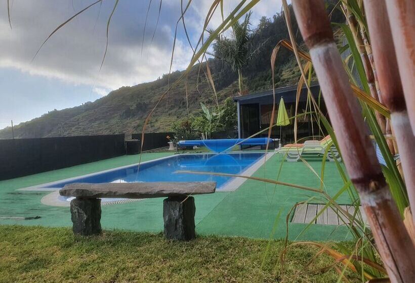 اقامتگاه Ocean View Villa With Private Outdoor Heated Pool