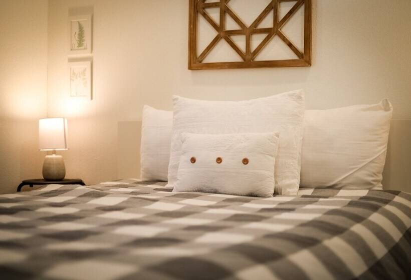 Amachen Cabin   Pet & Family Friendly   Woof Woof!