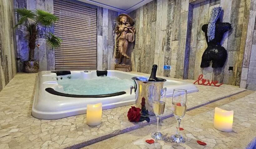 Отель Loveroom La Garçonn Hyeres