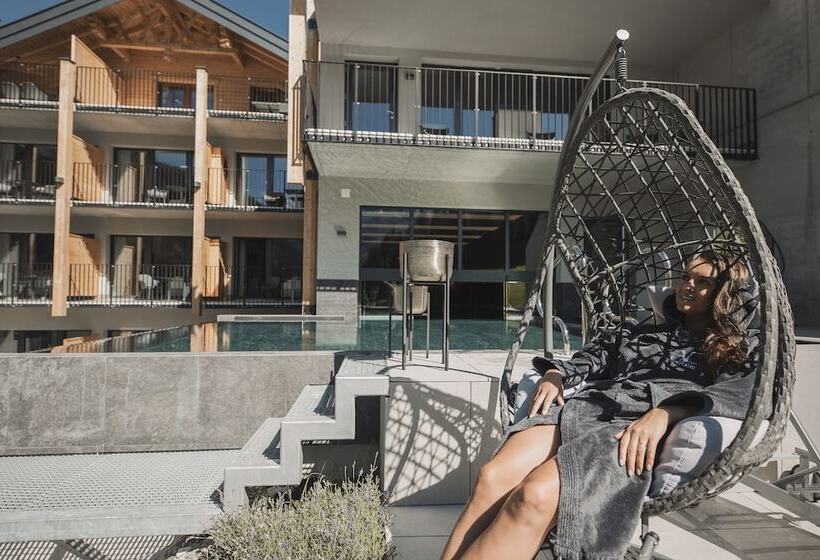 هتل Alpine Resort Sportalm