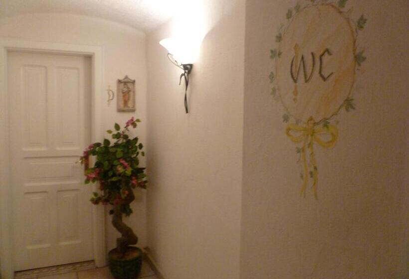 Отель Apartment Grattschlössl