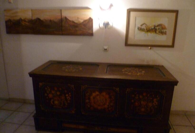 Отель Apartment Grattschlössl