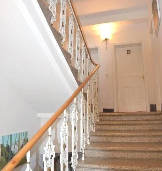 Отель Apartment Grattschlössl