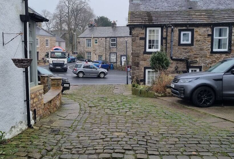 Bashall Barn, Eaves Hall, Outbarn All Close By