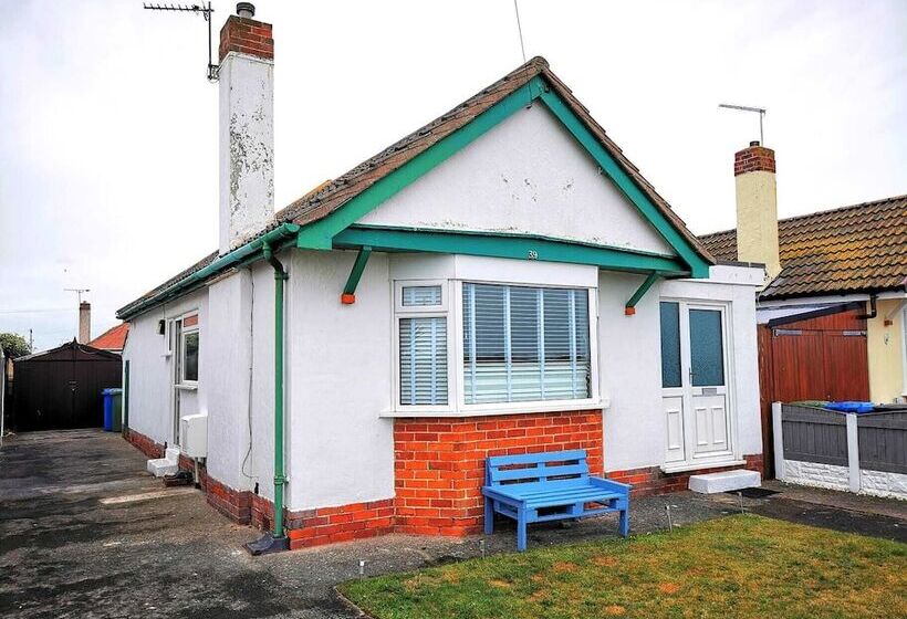 Beachcomber Seafront Pet Friendly Cottage