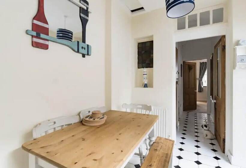 Beautiful Sea Front Cottage In The Ocean City