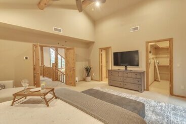 Cabin In The Pines! 3 Levels, Family Game Room, Private Patio, Sweeping Forest Views! By Redawning