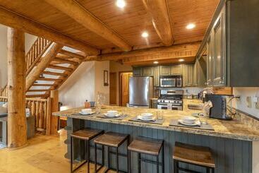 Cabin In The Pines! 3 Levels, Family Game Room, Private Patio, Sweeping Forest Views! By Redawning