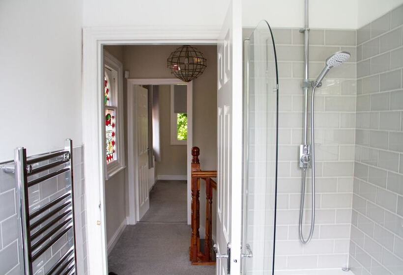 Lock Keepers Cottage  Detached House In The City