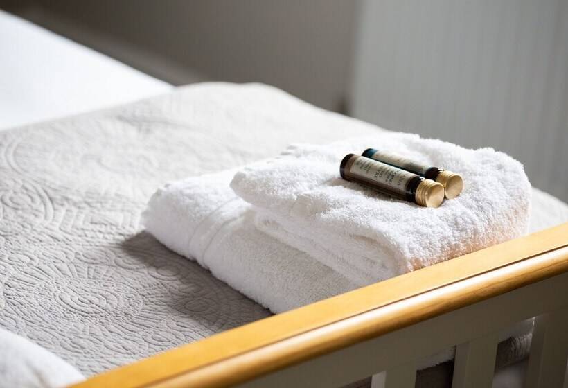 Lock Keepers Cottage  Detached House In The City