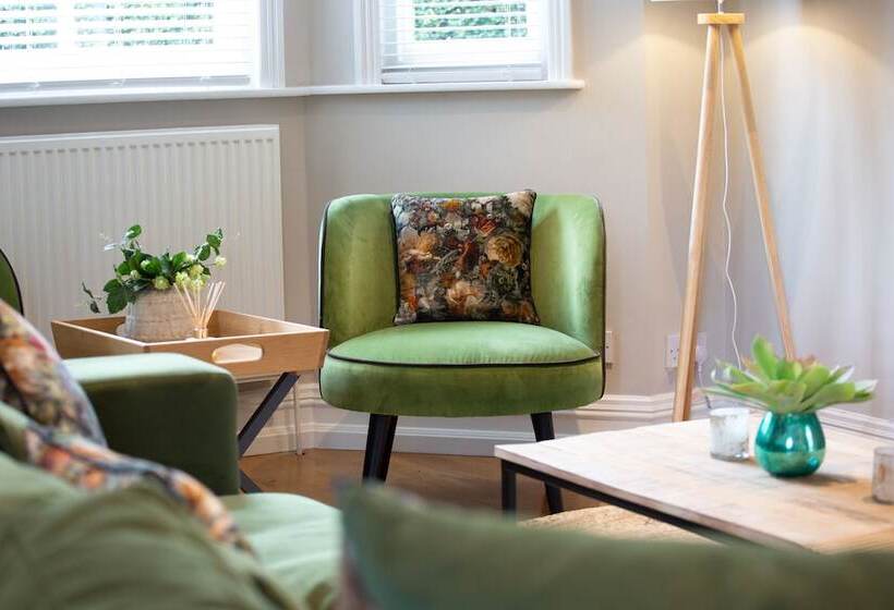 Lock Keepers Cottage  Detached House In The City