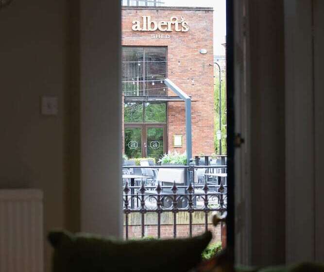 Lock Keepers Cottage  Detached House In The City