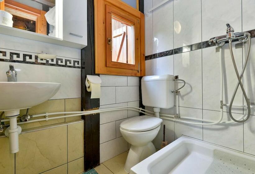 Awesome Home In Krizanec With 3 Bedrooms, Wifi And Outdoor Swimming Pool