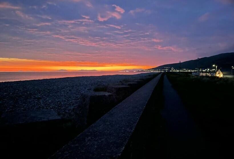 Cosy Seaside Holiday Cottage In Fairbourne