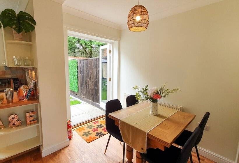 Отель The Adam & Eve