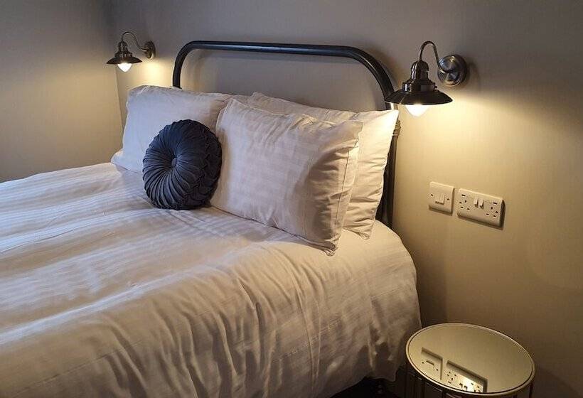 Отель The Adam & Eve