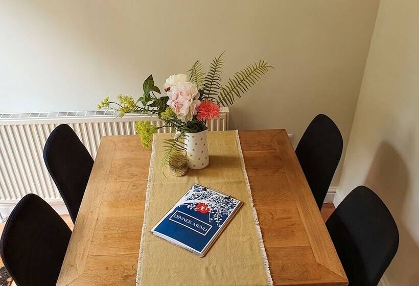 Отель The Adam & Eve