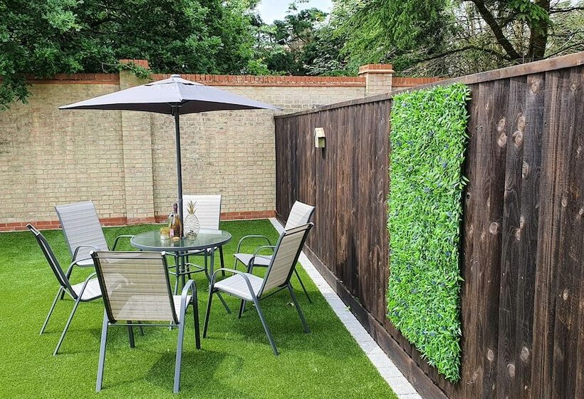 Отель The Adam & Eve