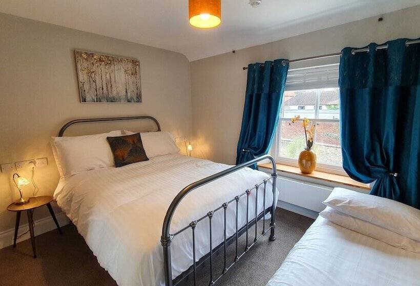 Отель The Adam & Eve