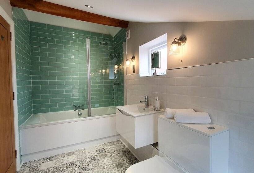 Отель The Adam & Eve