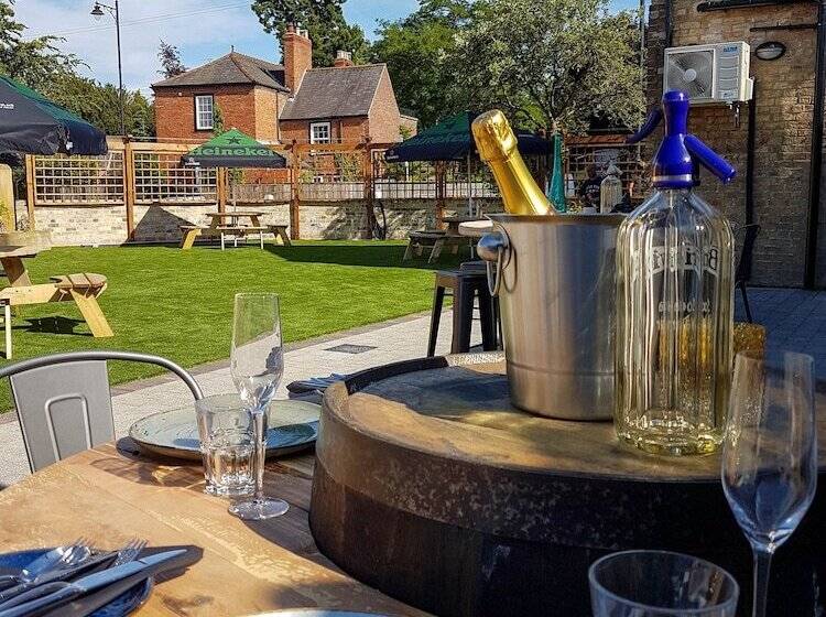 Отель The Adam & Eve