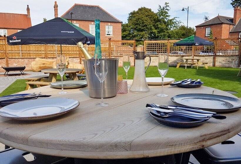 Отель The Adam & Eve