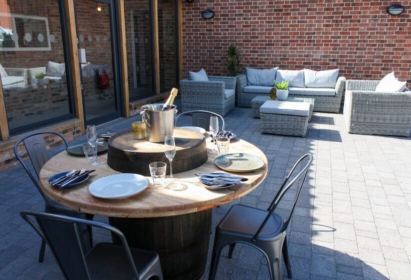 Отель The Adam & Eve