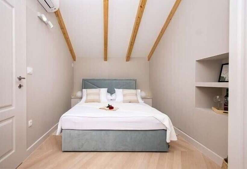 住所  Charming 3 Bed House In Tribunj