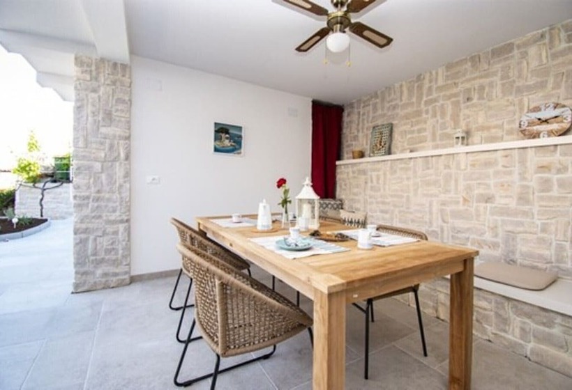 住所  Charming 3 Bed House In Tribunj