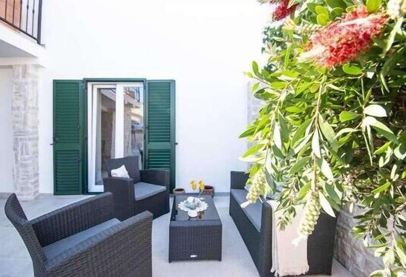 住所  Charming 3 Bed House In Tribunj