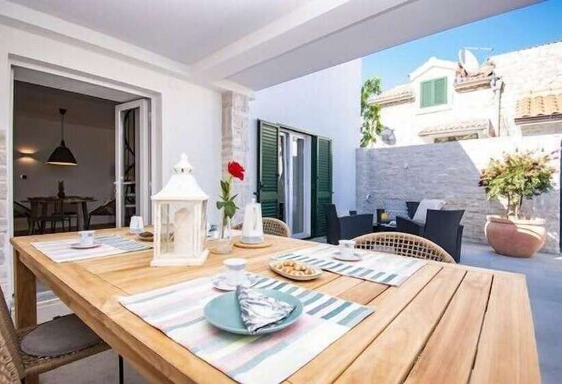 住所  Charming 3 Bed House In Tribunj