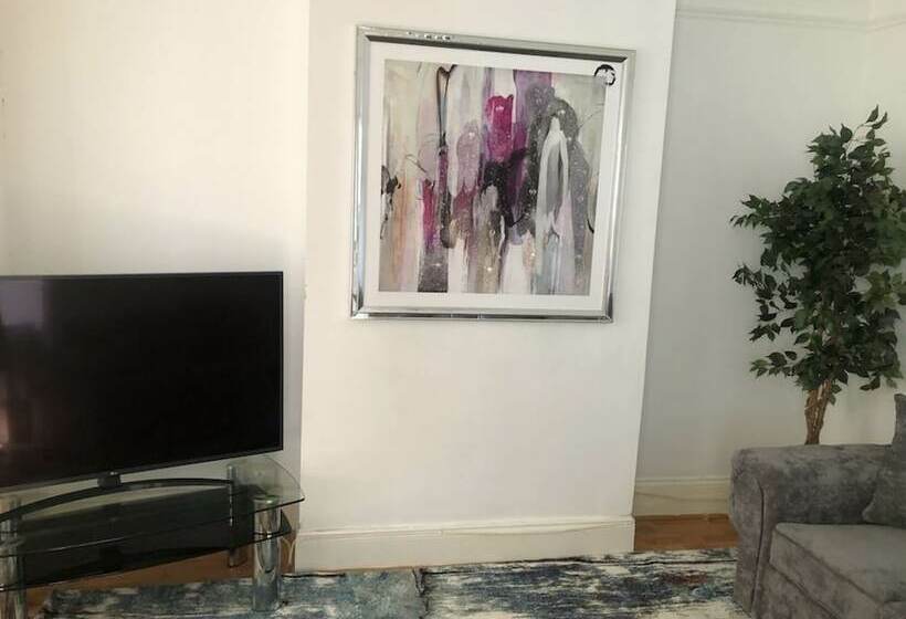 إقامة Lovely 3bed House In Gillingham