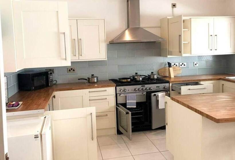 דירת נופש Spacious 3br Home In Bedford For Big Groups