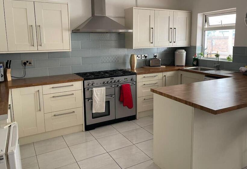 住所 Spacious 3br Home In Bedford For Big Groups