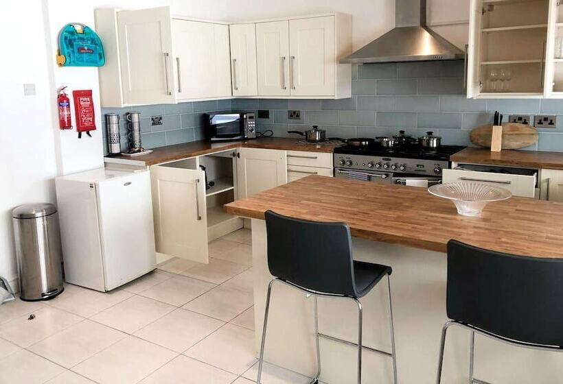 Резиденция Spacious 3br Home In Bedford For Big Groups