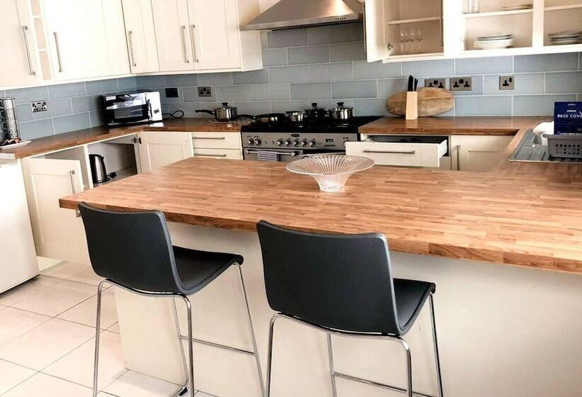 דירת נופש Spacious 3br Home In Bedford For Big Groups