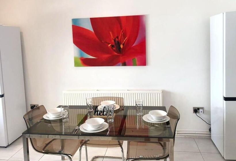 דירת נופש Spacious 3br Home In Bedford For Big Groups