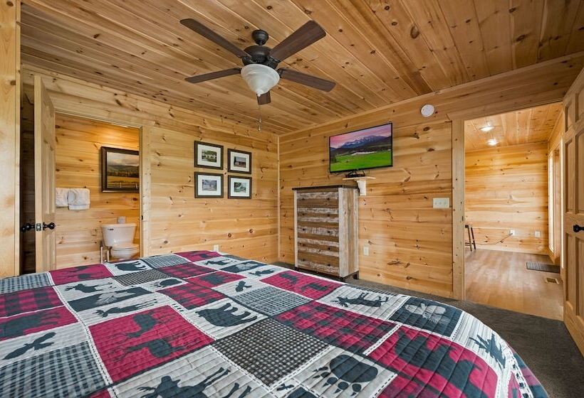 Bear Necessities   3 Bedrooms, 3 Baths, Sleeps 10 3 Cabin By Redawning