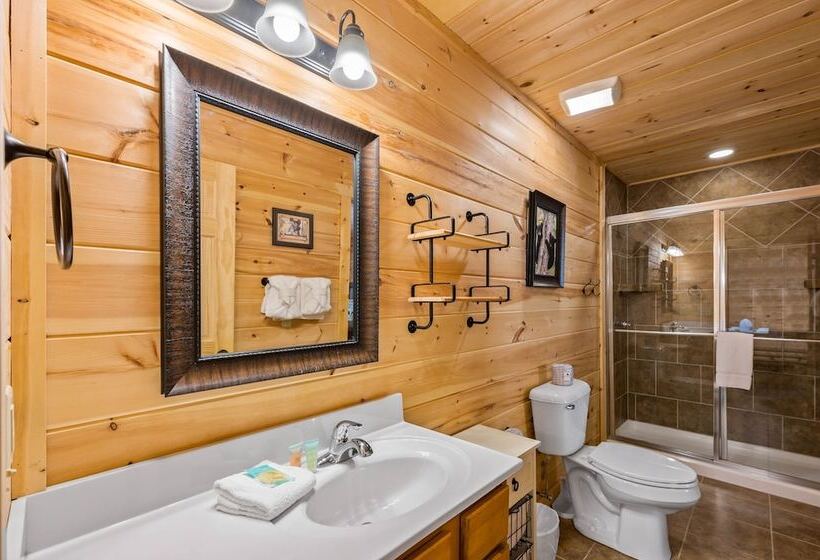 Bear Necessities   3 Bedrooms, 3 Baths, Sleeps 10 3 Cabin By Redawning