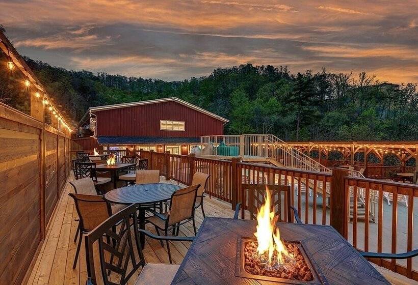 Bear Necessities   3 Bedrooms, 3 Baths, Sleeps 10 3 Cabin By Redawning