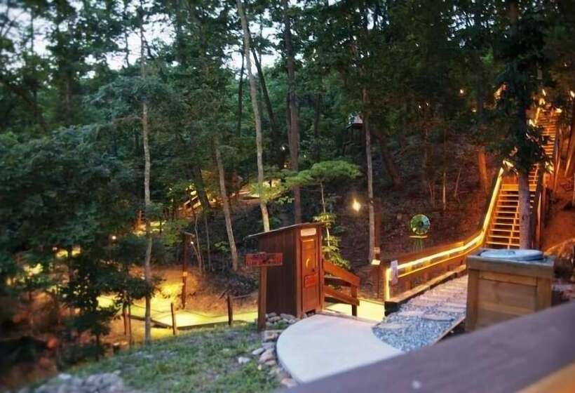 Bear Necessities   3 Bedrooms, 3 Baths, Sleeps 10 3 Cabin By Redawning