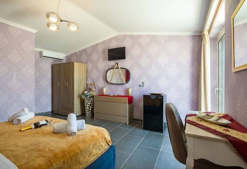 פנסיון Suite Room For 5