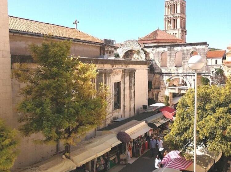 Spacious Deluxe Room   Hotel Rose