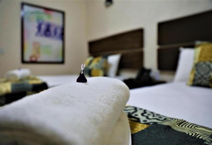 ホテル 12 Bees By Kavia