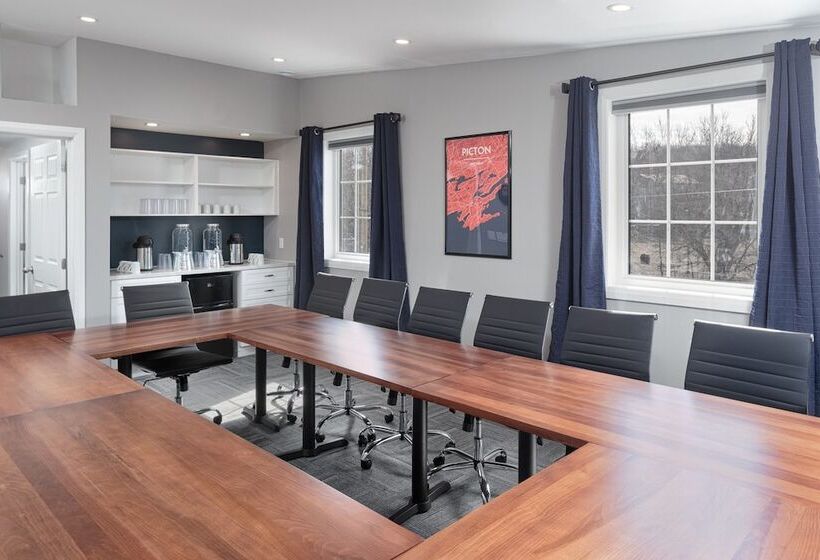 فندق Picton Harbour Inn