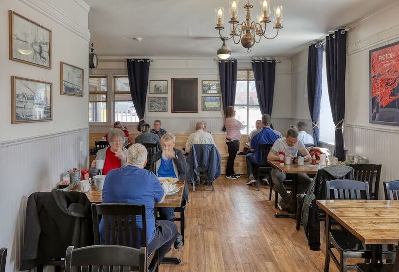 فندق Picton Harbour Inn