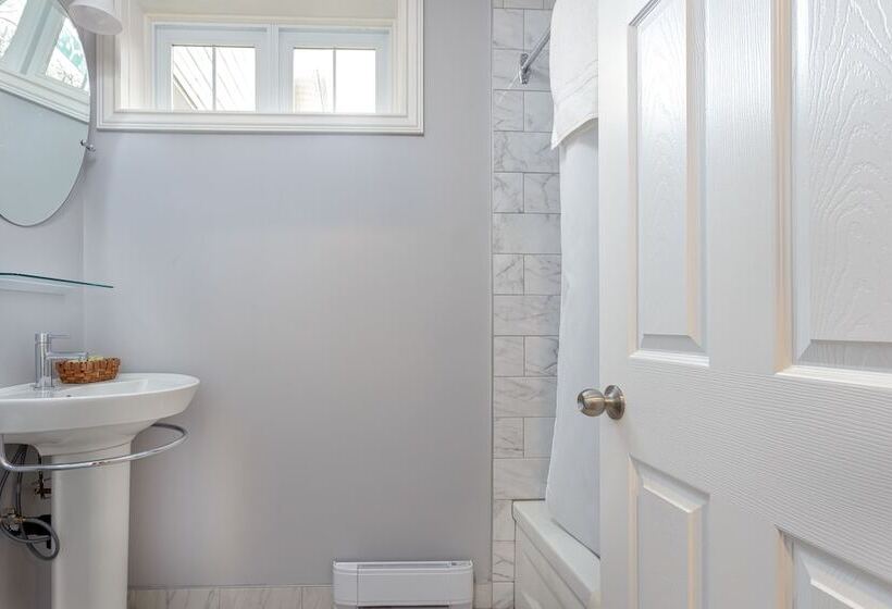 فندق Picton Harbour Inn