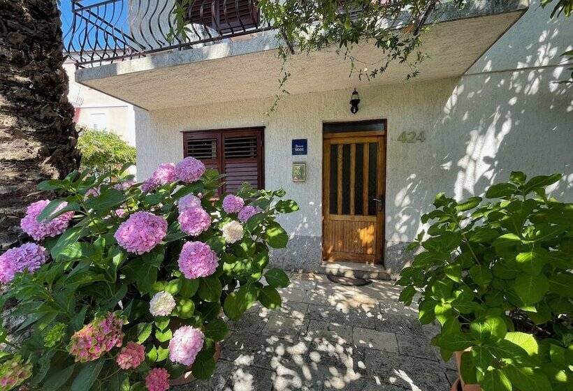 بنسيون Room In House   S4   Double Room In The Centre Of Jelsa With Private Bathroom Next Door